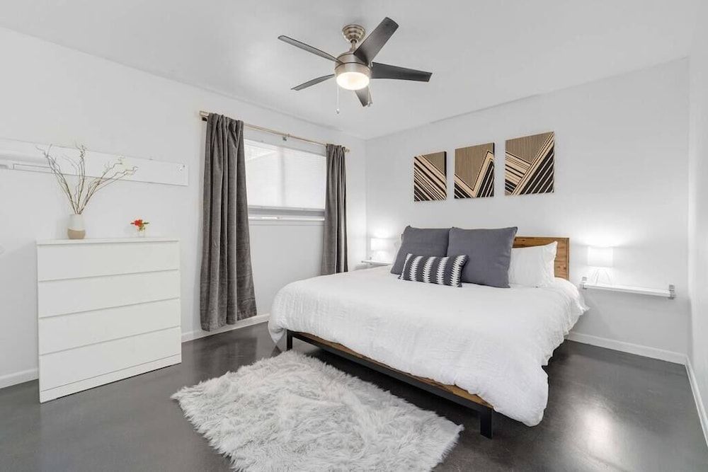 The Avocado Door - A Mid-Century Modern Gem ~ Near SoCo ~ Fenced yard ~ Corner lot - Austin - Kamar Tidur