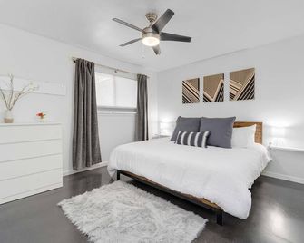 The Avocado Door - A Mid-Century Modern Gem ~ Near SoCo ~ Fenced yard ~ Corner lot - Austin - Makuuhuone