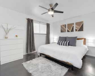 The Avocado Door - A Mid-Century Modern Gem ~ Near SoCo ~ Fenced yard ~ Corner lot - Austin - Kamar Tidur