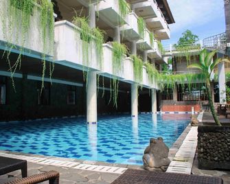 Melasti Kuta Beach Hotel & Spa - Kuta - Pool