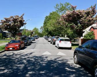 2 Bedroom Ground Level Suite near 'The Drive' - Vancouver