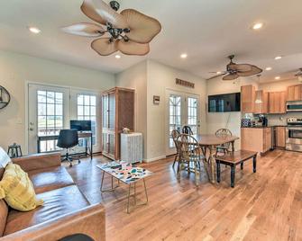 Lakefront Lexington House with Spacious Deck! - Lexington - Huiskamer