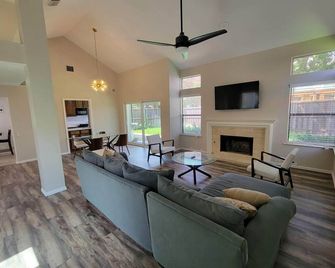 Intimate Bright Mid Century Modern W/ High Ceilings In Heart Of Dallas, - Addison - Living room