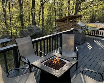 Spacious Mountain Chalet - 6 br - fireplace - deck - Glen - Balcony