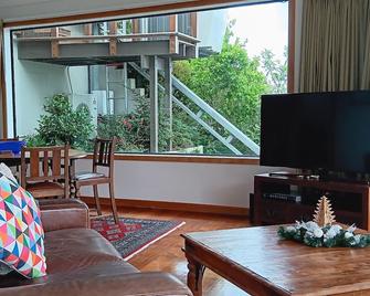 Stunning self-contained hillside retreat with unsurpassed harbour views - Wellington - Soggiorno
