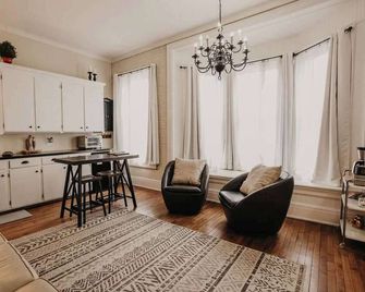 Beautiful Downtown Loft - East Suite - Clare