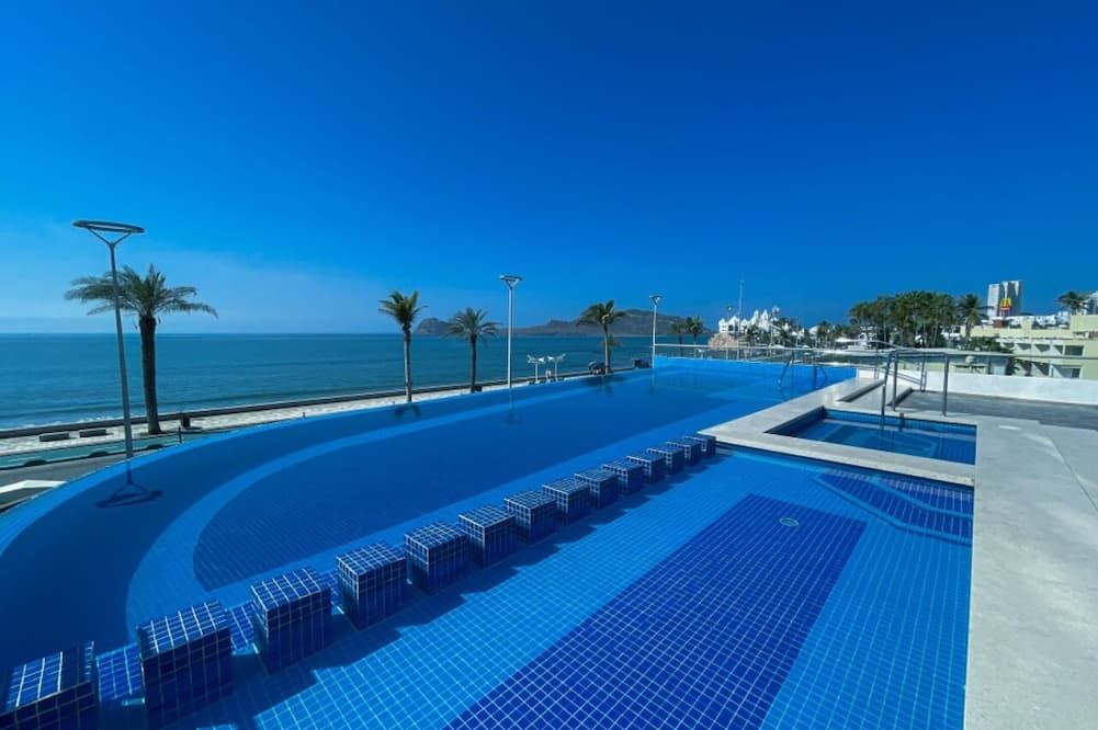 Varali Grand Hotel - مازاتلان - حوض السباحة