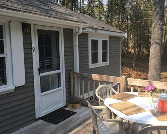 Pine Grove Cottages: Cottage 9 - Pet Friendly - Lincolnville - Innenhof