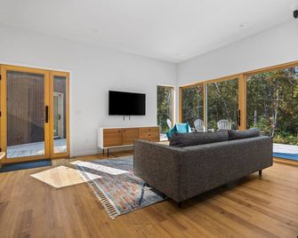 Koti 15 (Three Bedroom) Traverse City's Scandinavian Cabins - Williamsburg - Living room