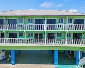 Ocean View Hotel Room with Balcony- 2 Full Beds #20 - Fort Pierce - Building
