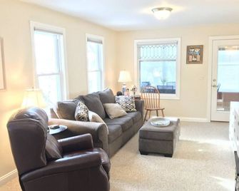 Lakefront Home + Guest House • Sleeps 16 • Year-Round Fishing - Ortonville - Living room