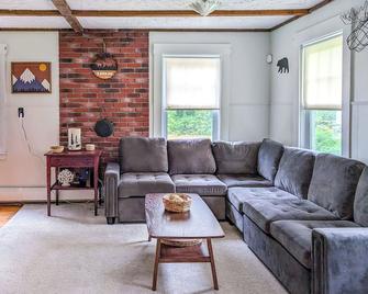 9 Mi to Franconia Notch State Park: Cozy Cottage - Bethlehem - Salon