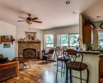 Bull Elk Lodge a cozy cabin in the woods of Northern Arizona - Williams - Living room