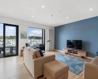 Bay of Islands Apartment with Marina Views - Opua - Salon