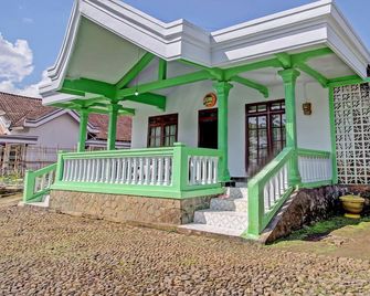 스팟 온 91214 데사 위사타 판데안 - 똘릉아궁 - 건물