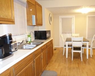 The College Cottage - Entire Home - Morehead - Cocina