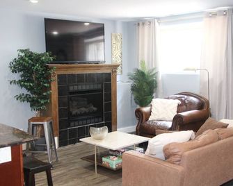 Cozy 2b2ba: 15 min Bus Downtown, 7min to UChicago, Bike to Lake - Chicago - Living room