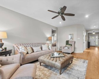 New Listing - Refined Comfort Meets Pet-Friendly Backyard Serenity - Tomball - Sala de estar