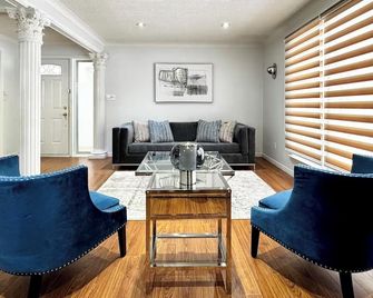 3 Bedroom Home In Ideal Location Near Yonge St - Markham - Living room