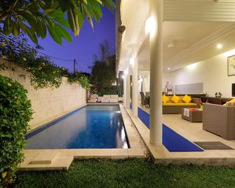 Heliconia Villa - Kuta - Pool