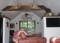 Secluded Cabin on 24 Acres On Big Sugar Creek in Pineville, Missouri - Pineville - Living room