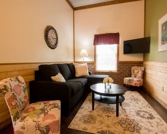 Abner's Pondside Retreat 'B' - Oneonta - Obývací pokoj