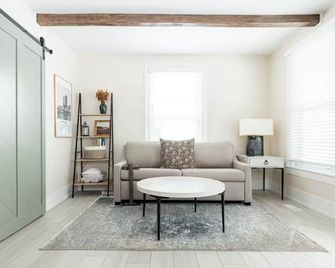 Arianna's Modern Makeover [5 Beds 2 Baths] - Grand Rapids - Living room