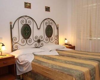 Taormina Garden Hotel - Taormina - Camera da letto