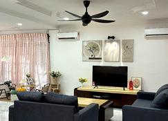 Cozy 2storeyhome 5room11pax@chailengpark - Penang - Salon
