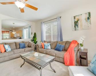 West Richland Vacation Rental - Close to Wineries! - West Richland - Living room