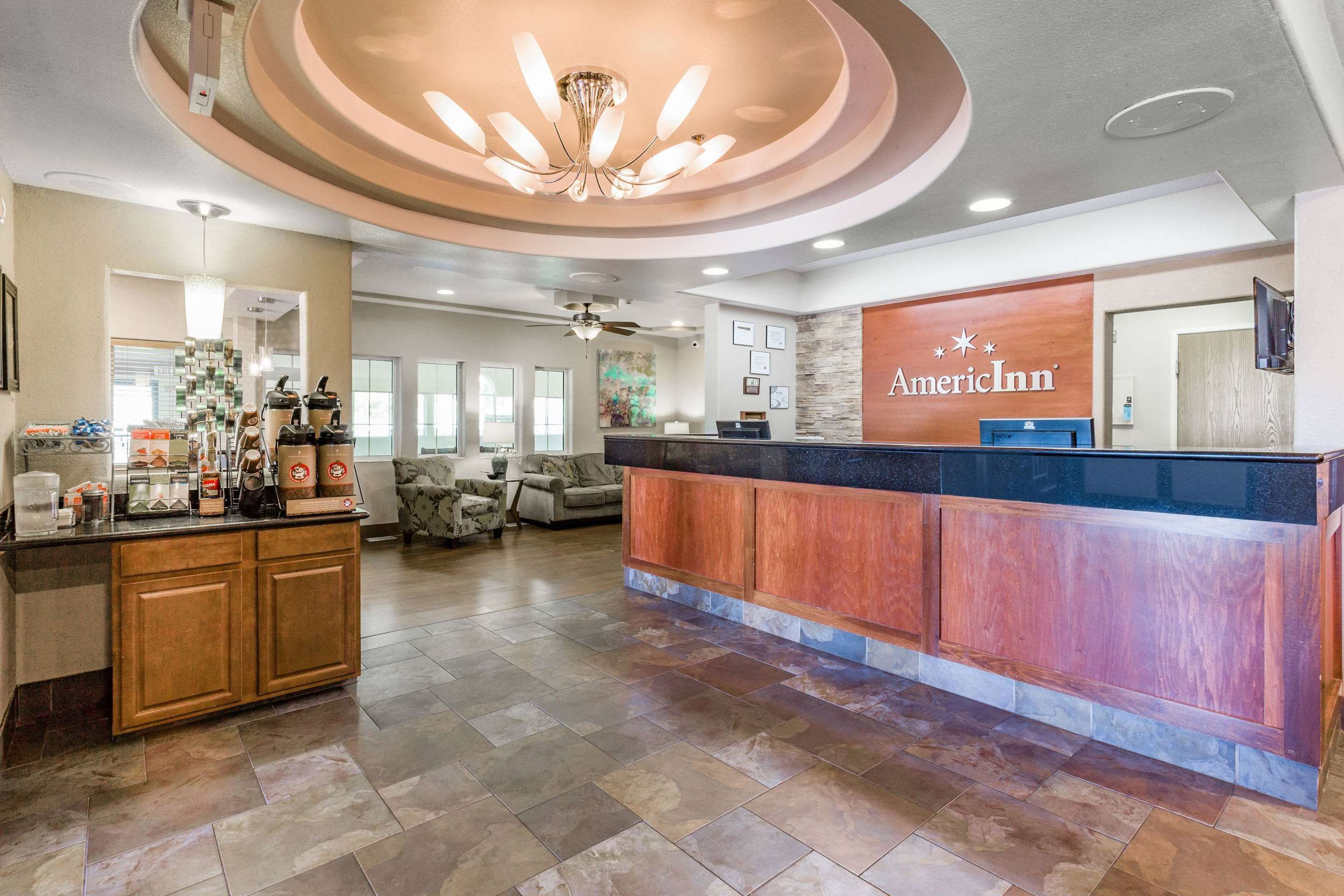 AmericInn by Wyndham Des Moines Airport - דה מואן - דלפק קבלה