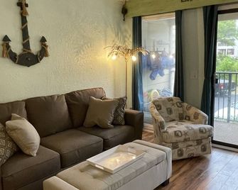 Charming first floor villa! Steps to the beach! Stay at the Crabby Shack! - Hilton Head Island - Living room