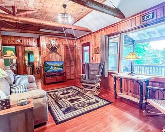 Loon Dance Landing - Waterfront Property on 1st Lake - Old Forge - Wohnzimmer