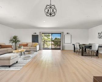 Luxury 6br Retreat Fast Wifi, Dedicated Workspaces - Hesperia - Wohnzimmer
