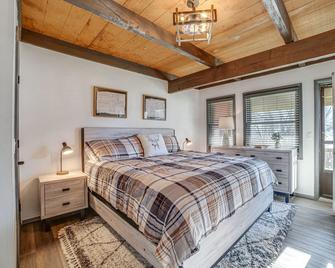 Chic Greek Peak Ski Resort Townhome with Balconies! - Cortland - Bedroom