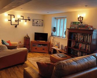 1 Bed Flat - Sleeps 4 - Garden - Parking - Wifi - Hawkshead - Living room