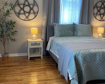 Queen City Haven Spacious 3 bdrm 2 ba centrally located - Cincinnati - Bedroom