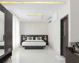Treebo Sunrise,5 Mins To Mahatma Gandhi Park - Chikamagalur - Bedroom