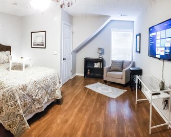 College Town Retreat! Close to UGA and Downtown! - Athens - Bedroom