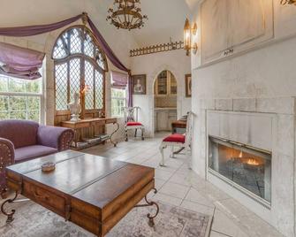 The Castle - Chemainus - Living room
