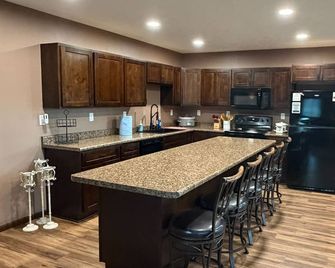 The Back 40 Hideaway Huron, Sd 5br Getaway - Huron - Cucina