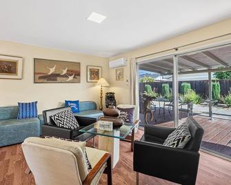 Beauty Supplies 3Br house for Family in Fremont - Fremont - Living room