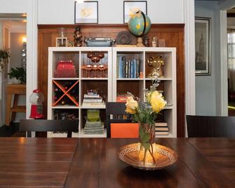 Playful House Named Casa Roja! - Norwich - Front desk