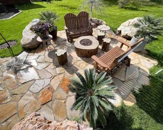 Fantasy Treehouse and Resort\n - Nephi - Patio