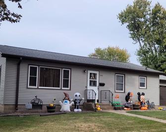 Quaint, clean home in quiet neighborhood. - Platteville - Building