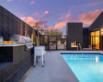 Blackhaus Suites by AvantStay - Palm Springs - Piscina