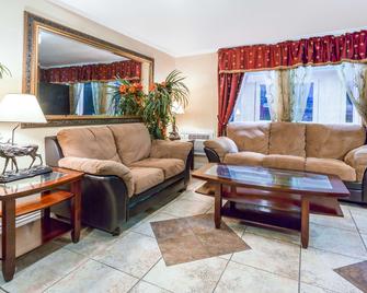 Super 8 by Wyndham Colorado Springs/Chestnut Street - Colorado Springs - Sala de estar