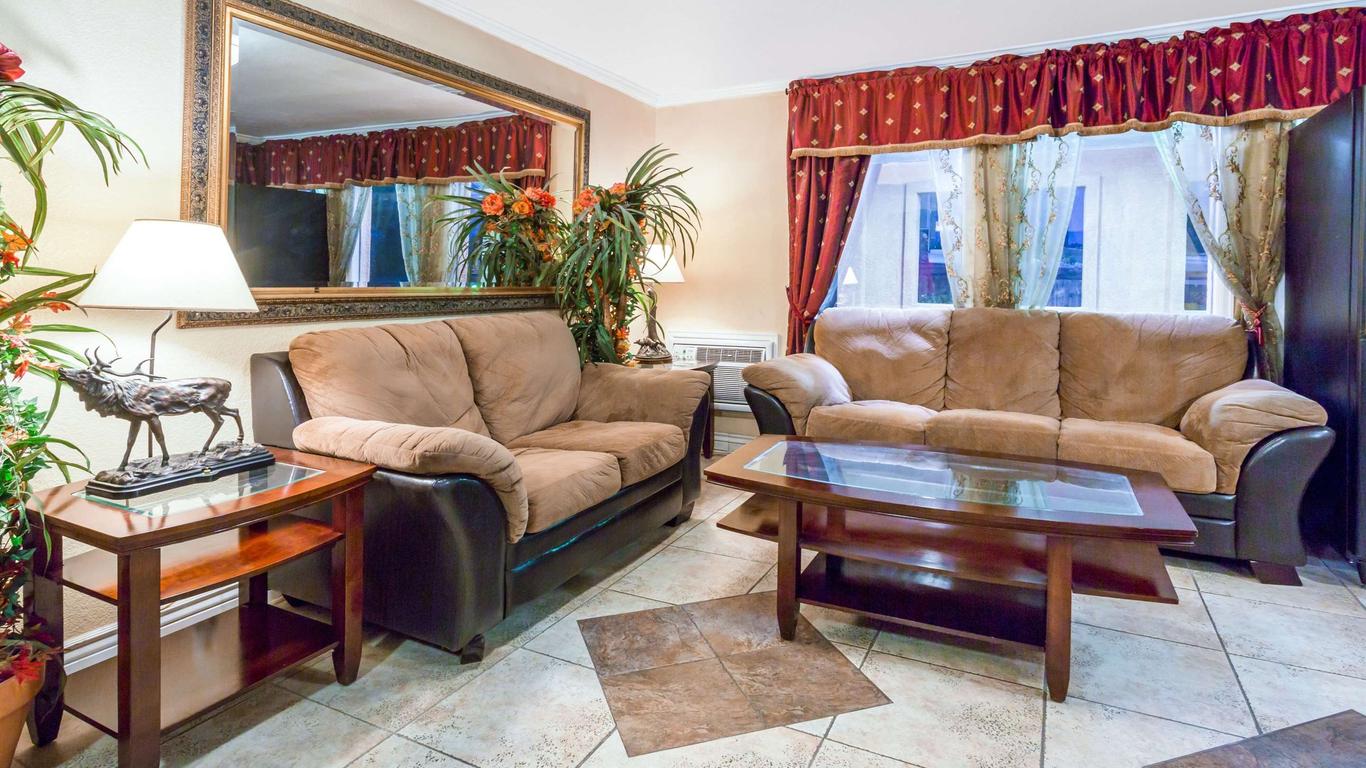 Super 8 by Wyndham Colorado Springs/Chestnut Street