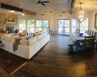 Rustic charm awaits you on Monkey Island with beautiful views of Grand Lake. - Afton - Living room