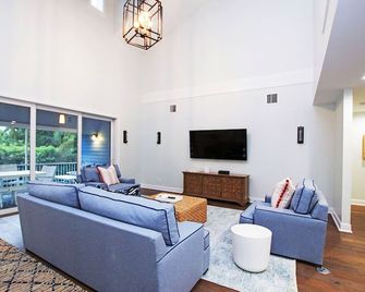 Island Escape - Luxury Captiva Island Home w/Pool + Hot Tub near Beach - Captiva - Living room